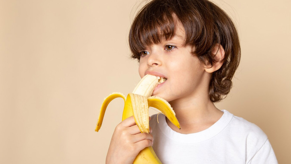 kids eating banana