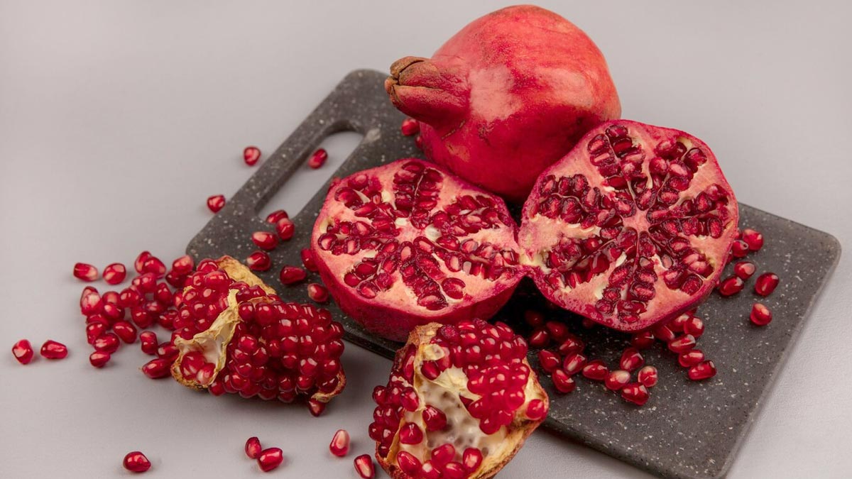 Can Typhoid Patient Eat Pomegranate in hindi