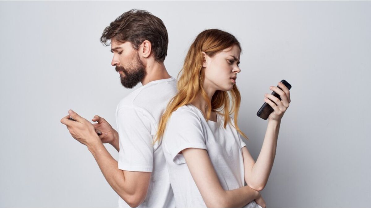 स्मार्टफोन कैसे डाल रहा आपके रिश्तों में दरार? एक्सपर्ट से जानें कैसे करें बचाव