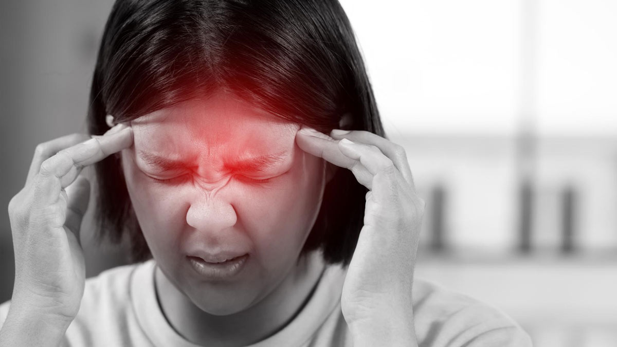 अक्सर रहता है सिरदर्द? कारण हो सकती हैं आंख से जुड़ी ये समस्याएं, जानें बचाव