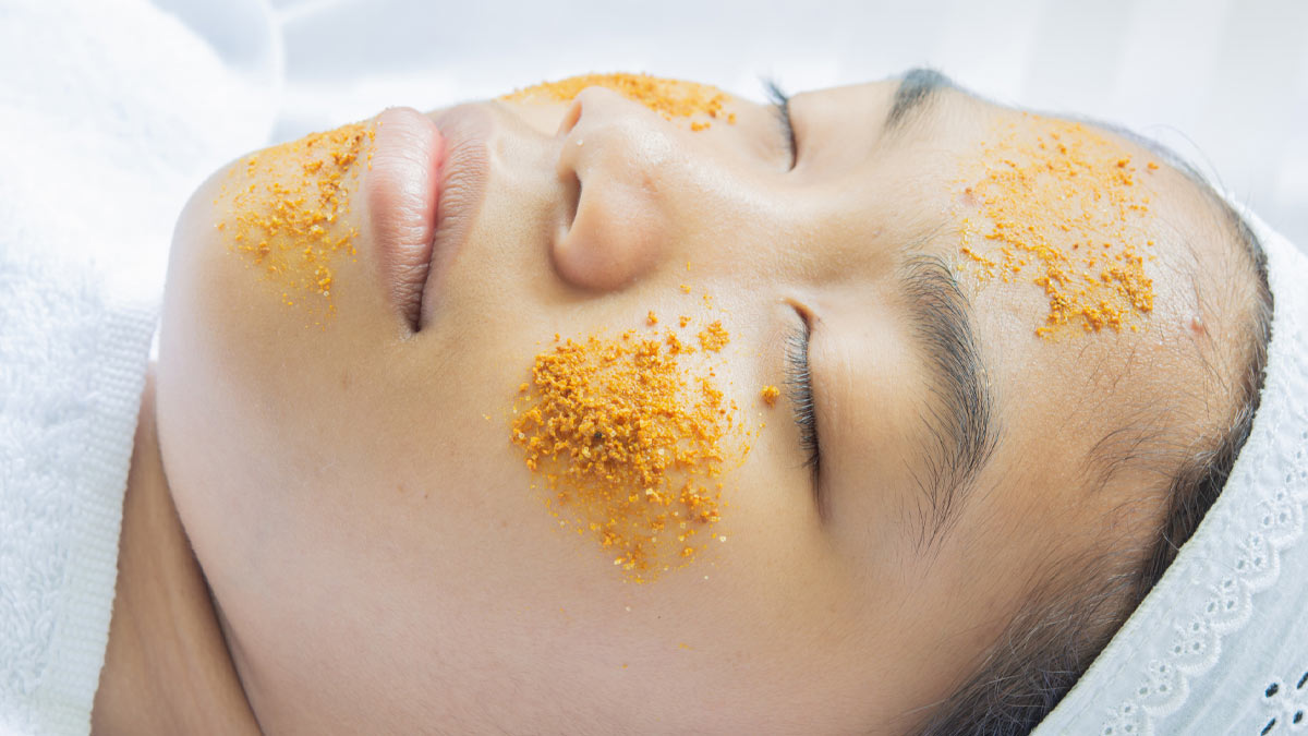 How To Clean Face With Turmeric In Hindi
