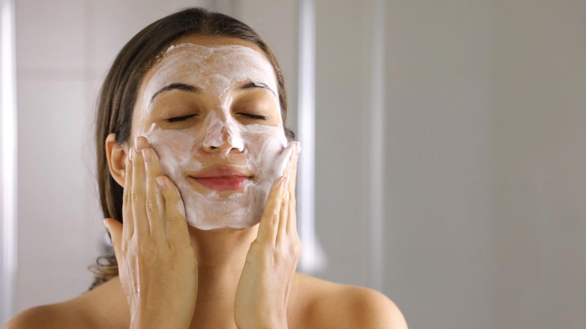 How To Clean Face With Turmeric And Raw Milk In Hindi