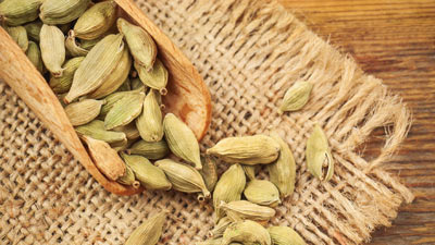 ऑफ‍िस या यात्रा पर जाने से पहले खाएं इलायची, डायटीश‍ियन और ज्योतिष एक्‍सपर्ट से जानें इसके फायदे