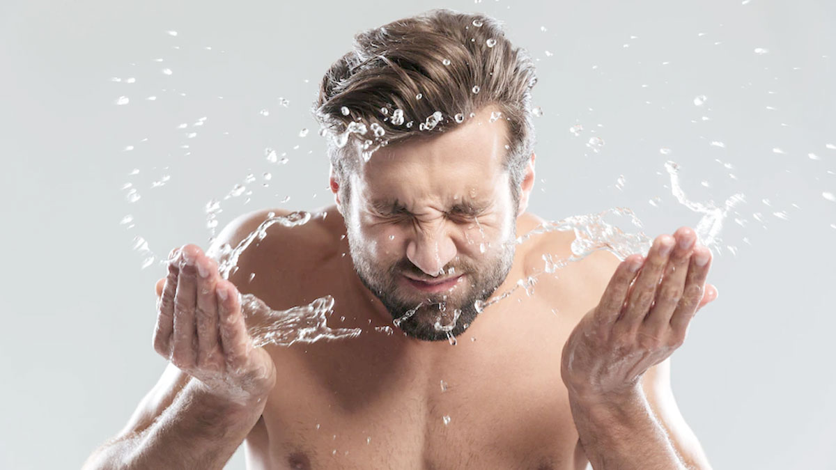 सर्दि‍यों में केवल पानी से धो लेते हैं चेहरा? जानें नुकसान और चेहरा साफ करने का सही तरीका