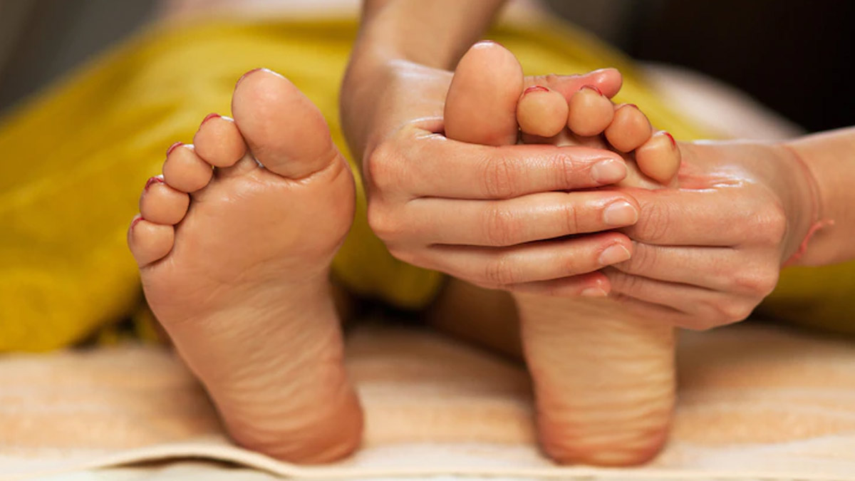 expert-explains-benefits-of-foot-massage-as-per-ayurveda-onlymyhealth