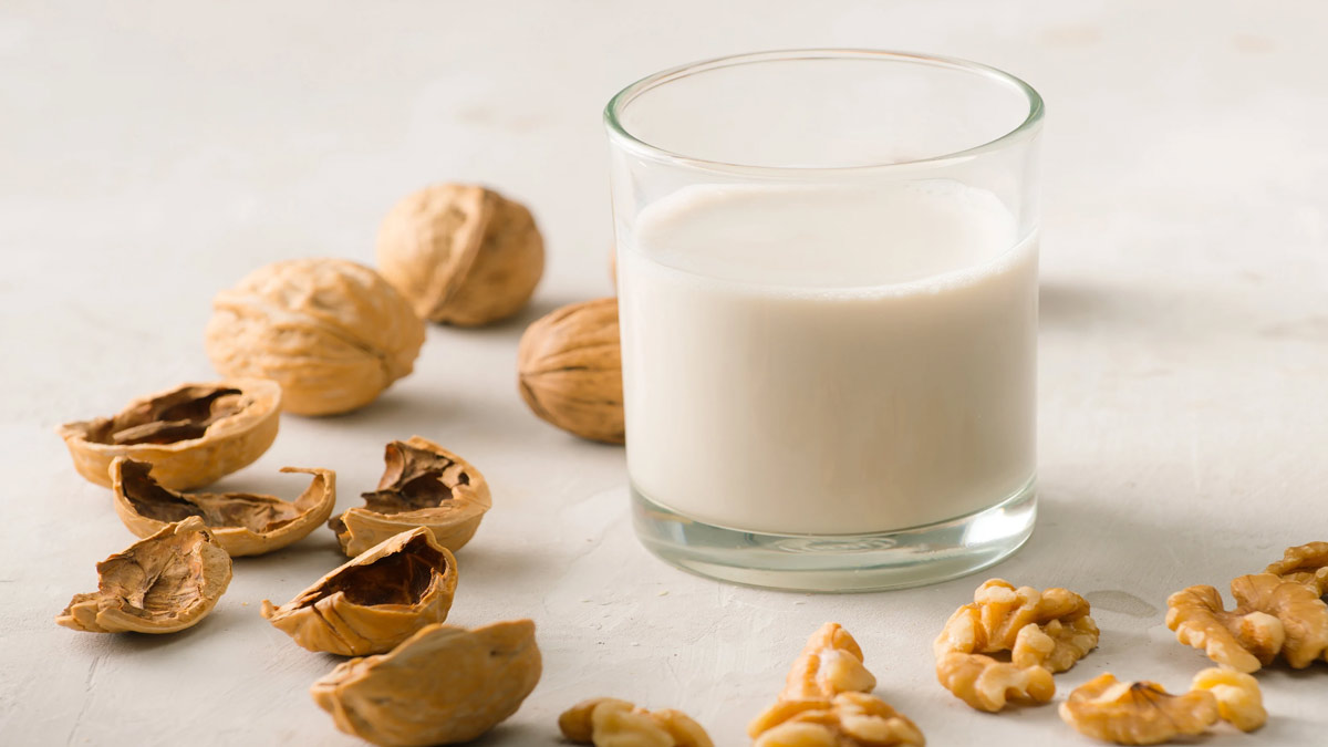 Akhrot-Ke-Doodh-Ke-Fayde