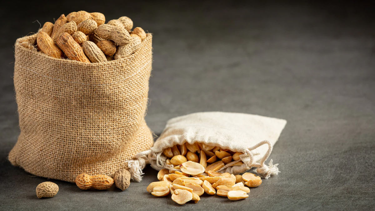 Peanuts face scrub benefits for blackhead removal how to make in Hindi