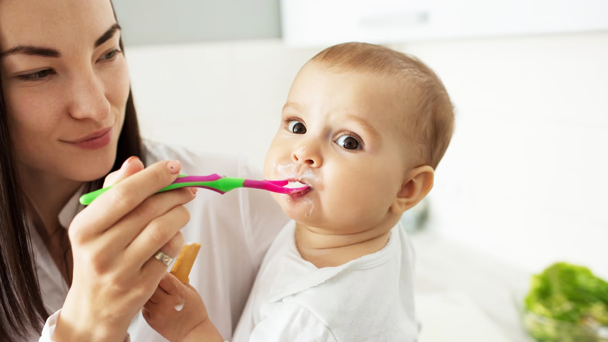 how to give egg to baby