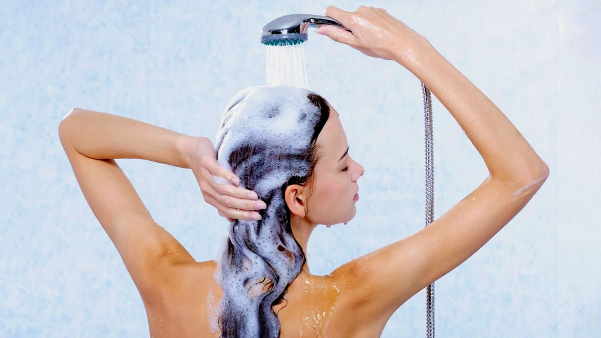 Should Woman Wash Her Hair Everyday in hindi