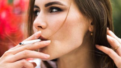 स्मोकिंग से कैसे डैमेज होती है स्किन? जानें बचाव के उपाय