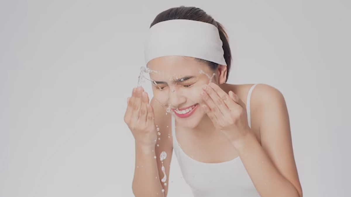How Many Times You Should Actually Wash Your Face in Hindi