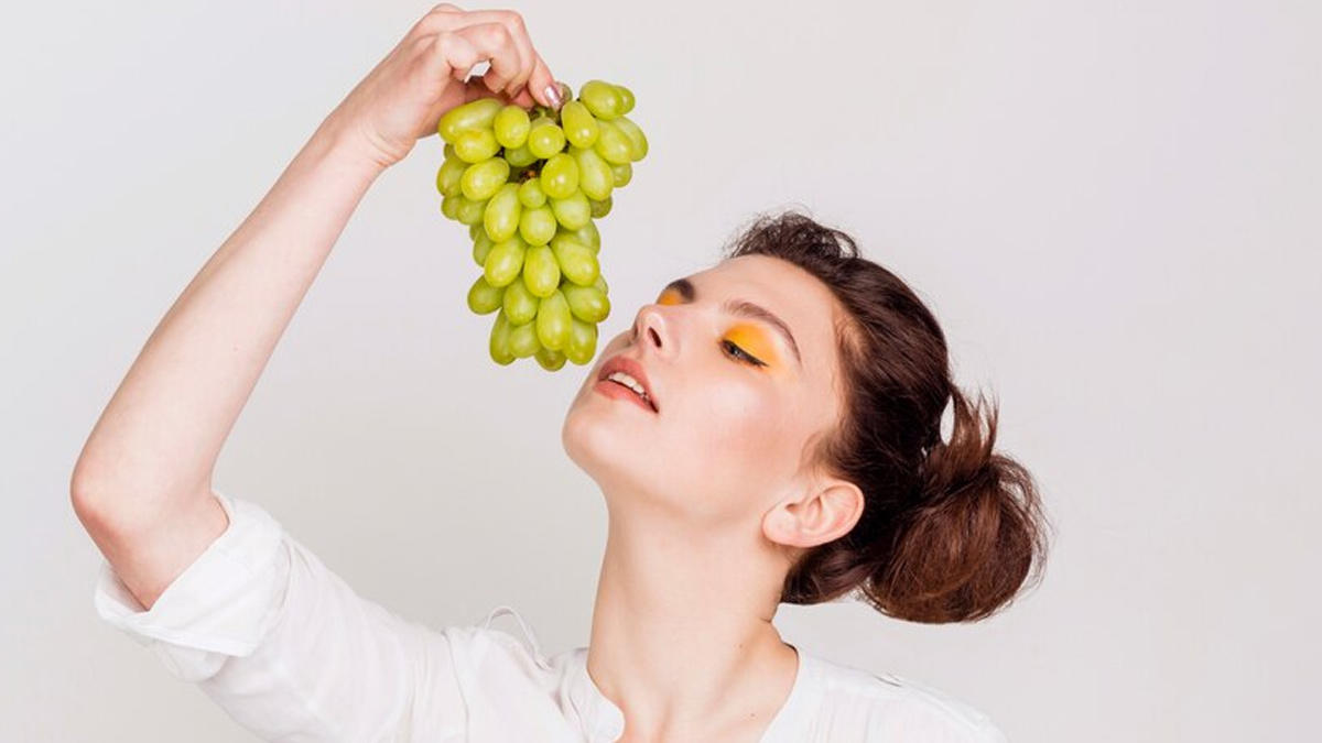 क्या रात में अंगूर खाना चाहिए? एक्सपर्ट से जानें अंगूर खाने का सही समय
