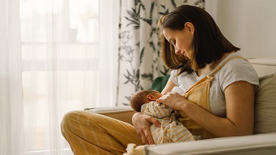 नवजात शिशु से लेकर एक साल तक के बच्चे को कितना फीड कराना चाहिए? जानें