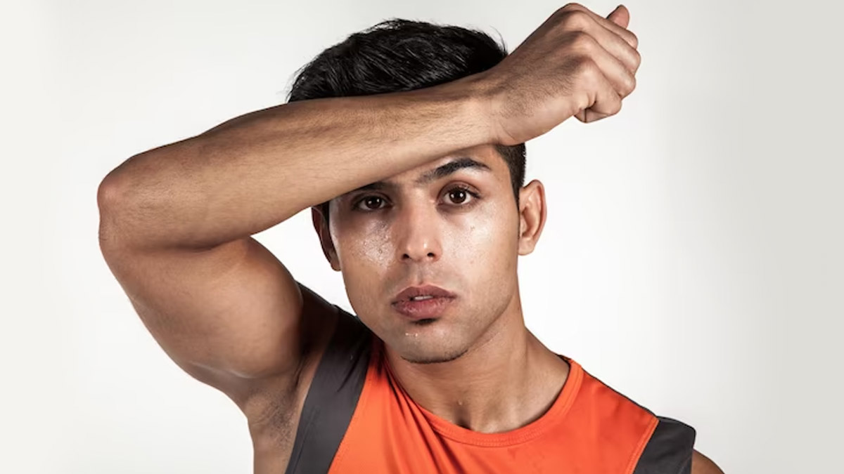 पसीने की वजह से चेहरे पर जलन क्यों होने लगती है? जानें इसके कारण और उपाय
