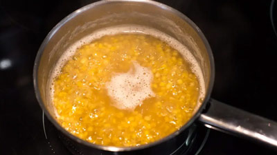 दाल पकाते समय ऊपर साबुन जैसा झाग क्यों बनता है? डायटीशियन से जानें इससे होने वाले नुकसान