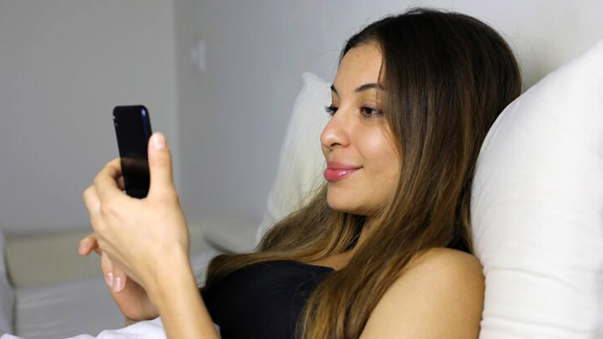 How Does Using Smartphones Right After Waking Up Impact Your Life |  OnlyMyHealth