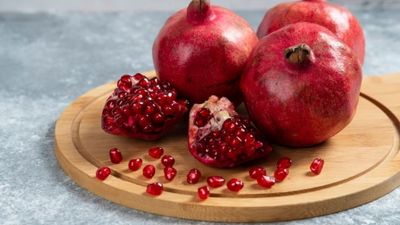 हाई ब्लड प्रेशर के मरीज करें अनार का सेवन, कंट्रोल में रहेगा बीपी