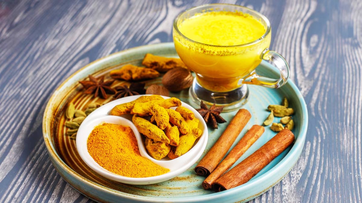 Coconut Milk and Turmeric Benefits of Skin in Hindi