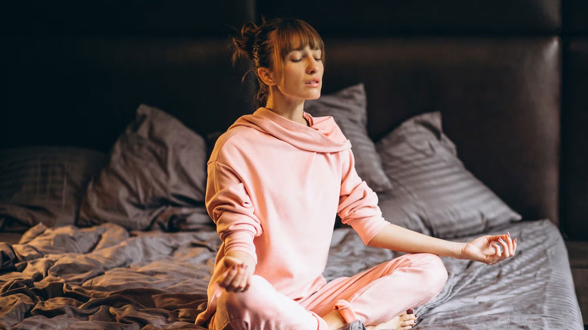 रात को सोने से पहले करेंगे मेड‍िटेशन, तो शरीर को म‍िलेंगे कई लाभ 