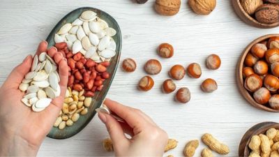 क्या गर्मियों में ड्राई फ्रूट्स खाने चाहिए? डायटीशियन से जानें फायदे-नुकसान