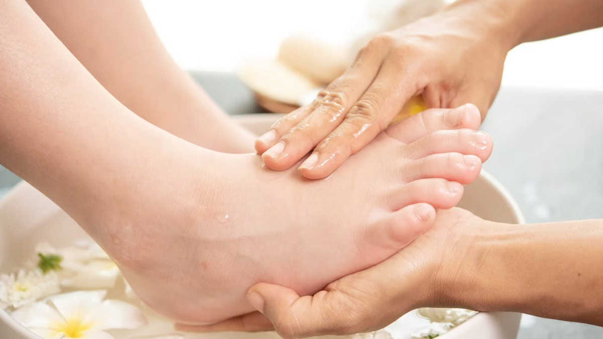 Toenail Pain पैर के नाखून में हो रहा है दर्द? छुटकारा पाने के लिए अपनाएं ये 5 घरेलू उपाय home