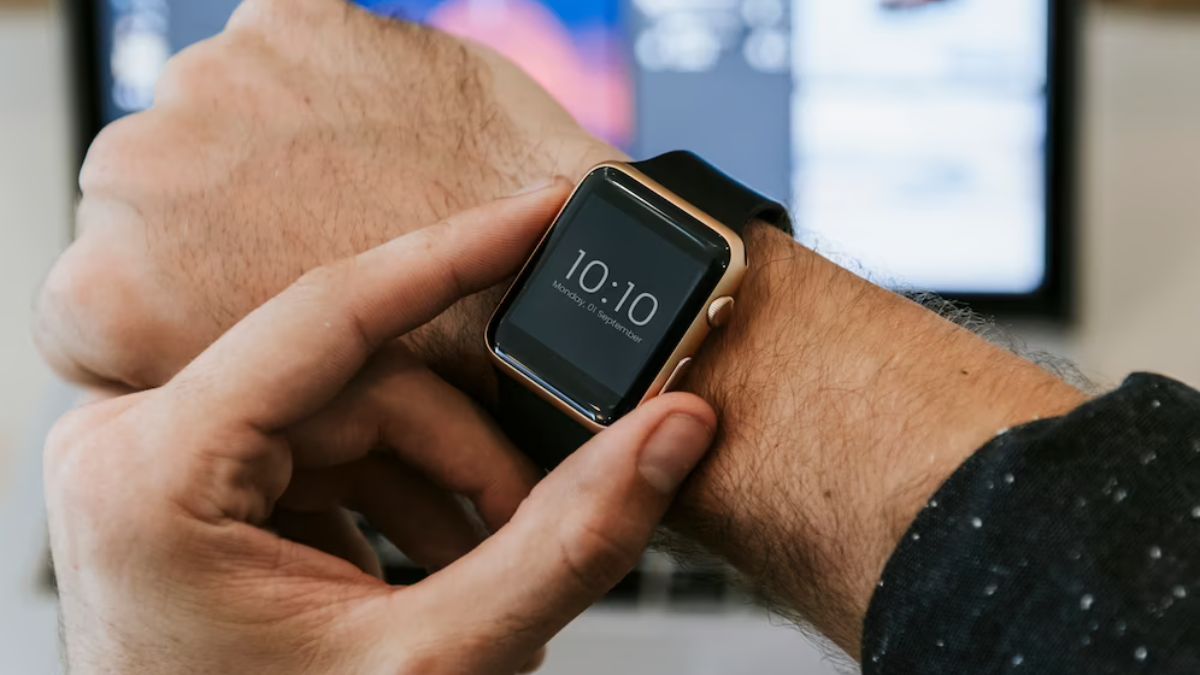 Smartwatch पहनने से भी आपकी सेहत पर पड़ सकता है बुरा असर, डॉक्टर से जानें नुकसान