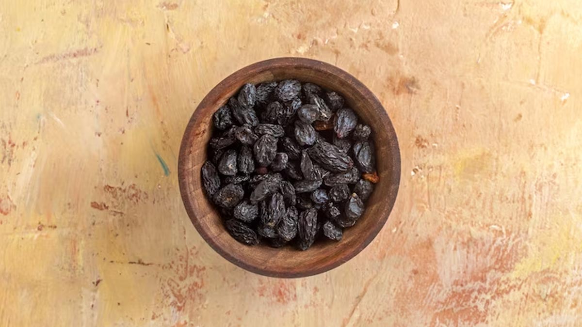 From Menstrual Health To Preventing Anaemia: Health Benefits Of Black Raisin Water For Women