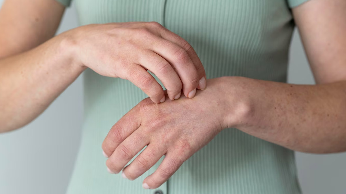 itchy skin causes in hindi