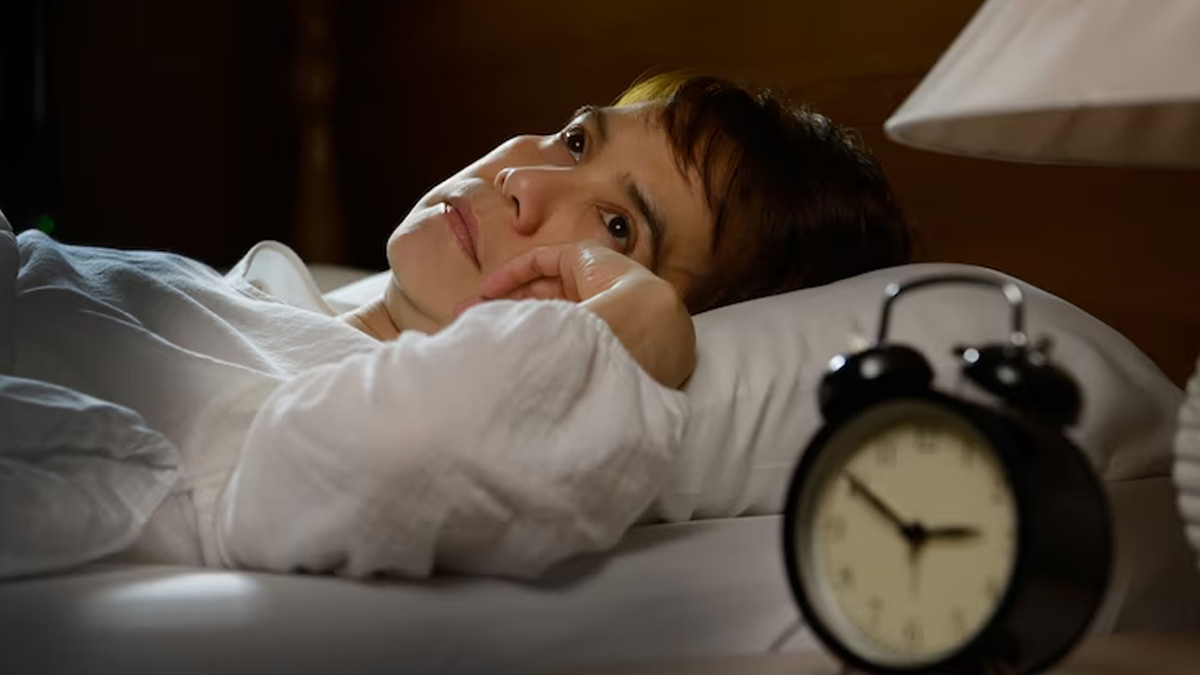 Waking Up In The Middle Of The Night? Here Are Its Causes & Ways To Deal With It