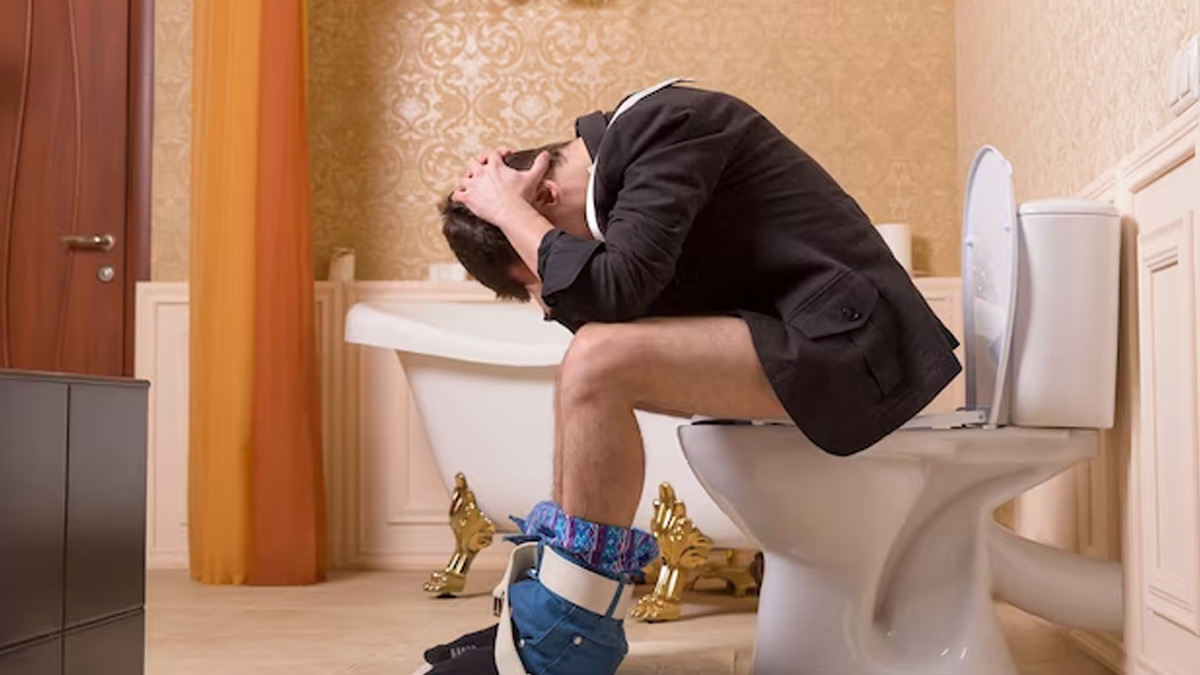 reasons behind pooping after eating in hindi