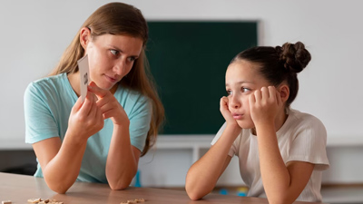 ADHD से पीड़ित टीनेजर बच्चे का ध्यान कैसे रखें? जानें 4 पेरेंटिंग टिप्स, जो आएंगी काम