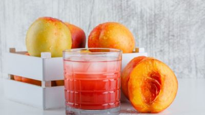 वजन कम करने से लेकर कब्ज दूर करने तक, जानें आड़ू का जूस पीने के गजब के फायदे