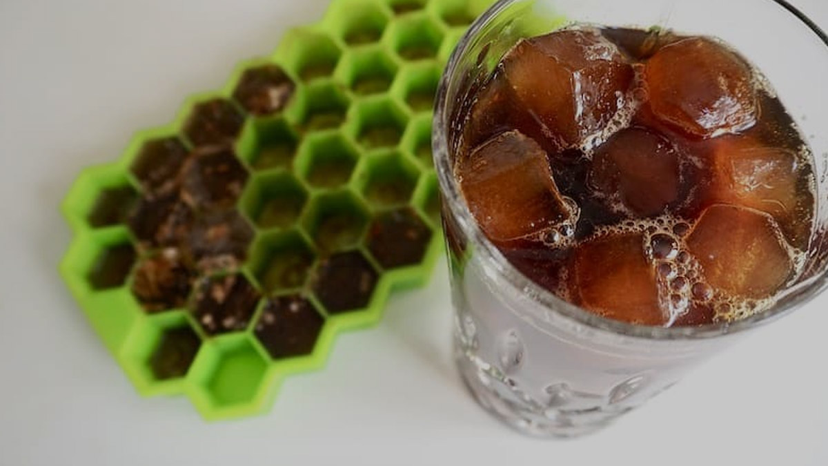 Coffee-Ice-Cubes-Benefits-For-Skin