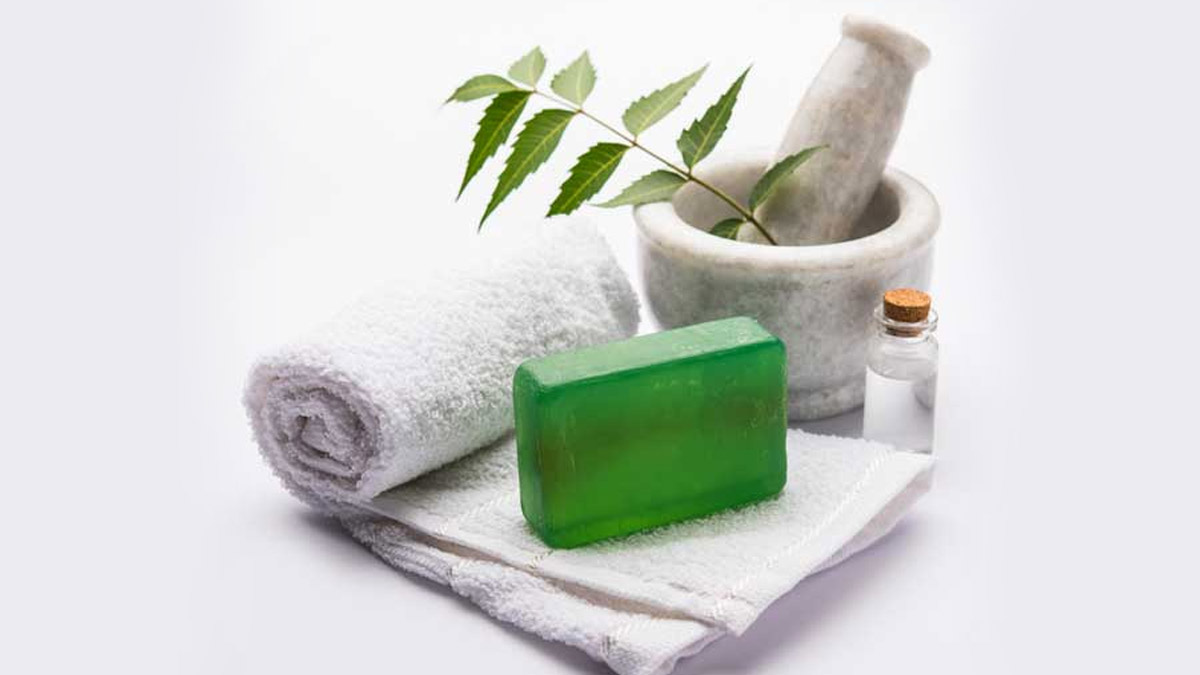 सिर्फ 3 चीजों से घर पर बनाएं नीम का साबुन, रोज नहाने से मिलेंगे कई