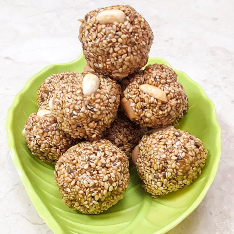 til and khajur ke laddu