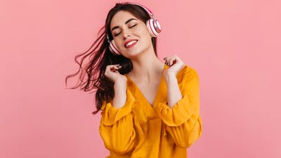 ईयरफोन या हेडफोन? आपके कानों के लिए क्या है सुरक्षित, डॉक्‍टर से जानें 