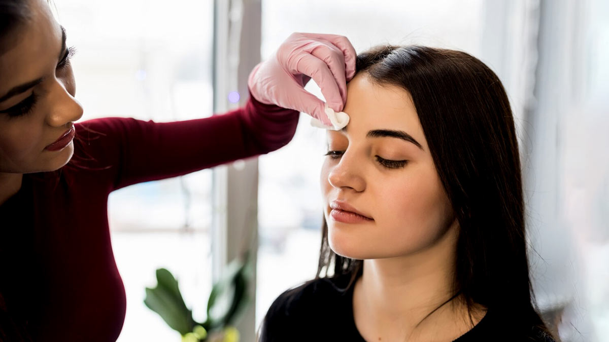 थ्रेडिंग के बाद आईब्रोज में आ जाती सूजन? आजमाएं ये 5 घरेलू उपाय, जल्द मिलेगी राहत