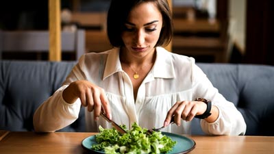 क्‍या केल-पालक जैसी सब्‍ज‍ियों को कच्‍चा खाना सेहत के ल‍िए हान‍िकारक होता है? एक्‍सपर्ट से जानें 