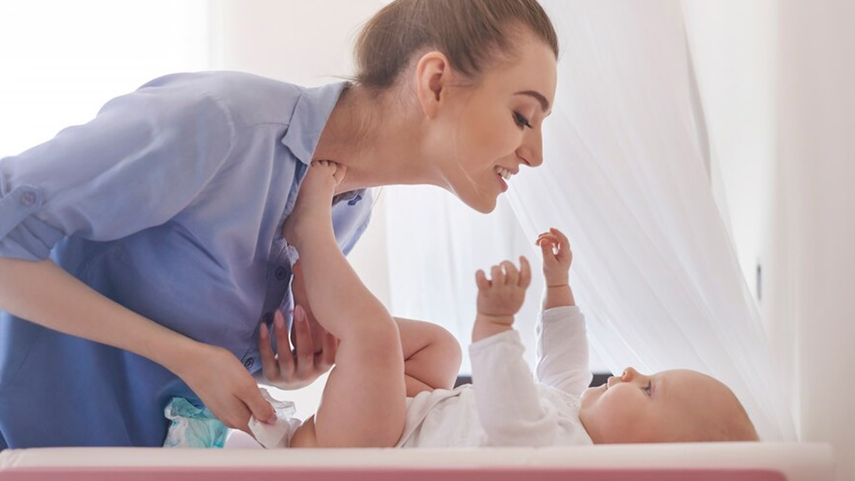 Right Wat To Diapering Baby In Hindi