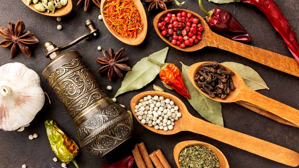 पीर‍ियड्स में स‍िर दर्द से हैं परेशान? रसोई में मौजूद इन 5 मसालों को डाइट में शामिल करके म‍िलेगा आराम
