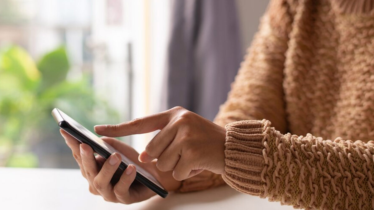 Excess Scrolling Can Cause Trigger Finger: Expert Shares How Excessive Phone Use Can Damage Your Hands