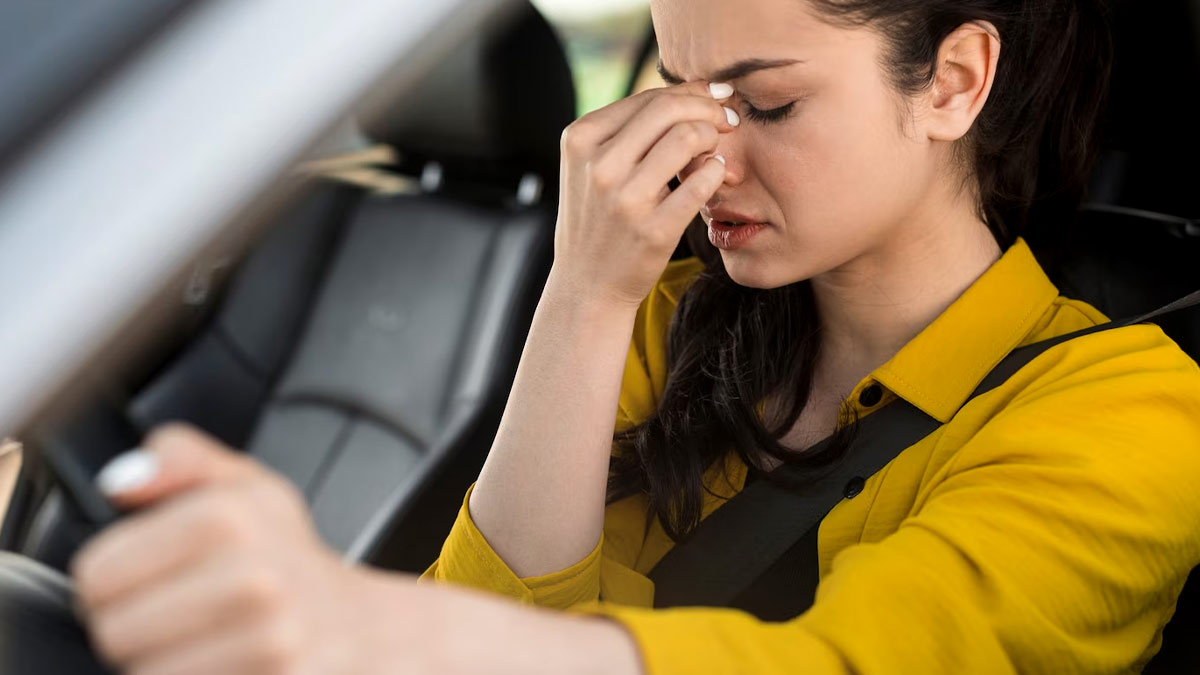 गाड़ी चलाते वक्त नींद आना भी हो सकता है Highway Hypnosis का लक्षण, जानें इसके कारण और डील करने के तरीके
