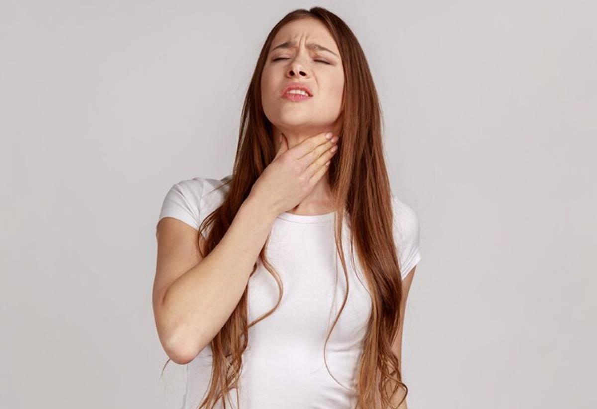 क्या आपको भी गले में कुछ अटका हुआ महसूस होता है? डॉक्‍टर से समझें कारण