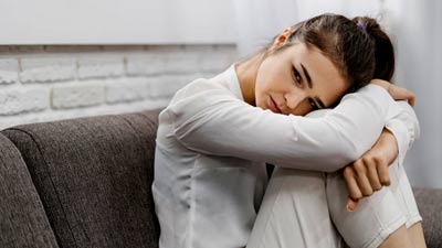 मानसिक समस्याओं से जूझ रहा है आपका कोई दोस्त या परिजन, जानें उसे इससे बाहर लाने के टिप्स