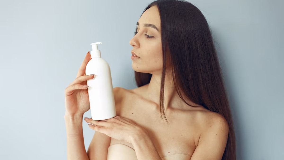 हेयर कंडीशनर लगाने से टूट रहे हैं बाल? कहीं आप भी तो नहीं कर रहे हैं ये 5 गलतियां