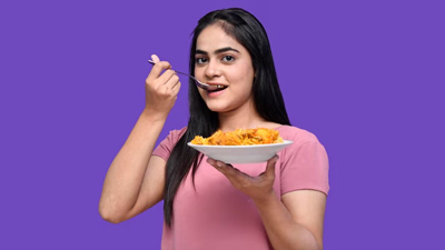 बिंज ईटिंग (ओवरइटिंग) की आदत छोड़ने के लिए फॉलो करें एक्‍सपर्ट के बताए ये 5 ट‍िप्‍स, रहेंगे हेल्दी