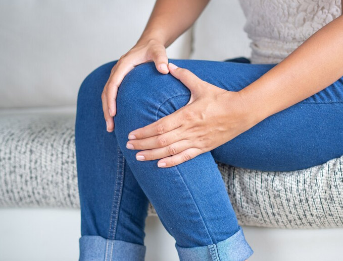 टाइट जीन्‍स पहनने से हो सकती हैं ये 5 शारीर‍िक समस्‍याएं, डॉक्‍टर से जानें  नुकसान, side effects of wearing tight jeans all day know from doctor in  hindi