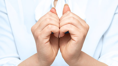 Nail Rubbing: क्या नाखूनों को रगड़ने से वाकई बाल उगते हैं? डॉक्टर से जानें सच्चाई