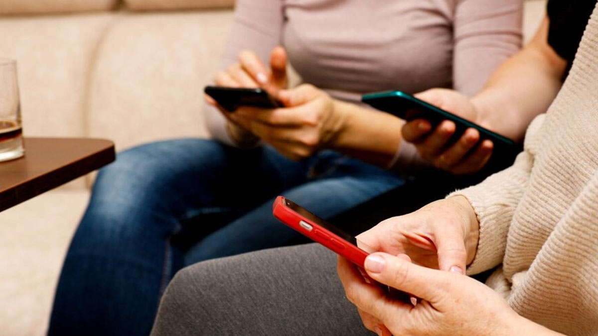 Fear Of Staying Without Mobile? Expert Explains Nomophobia, Its Symptoms, And Causes
