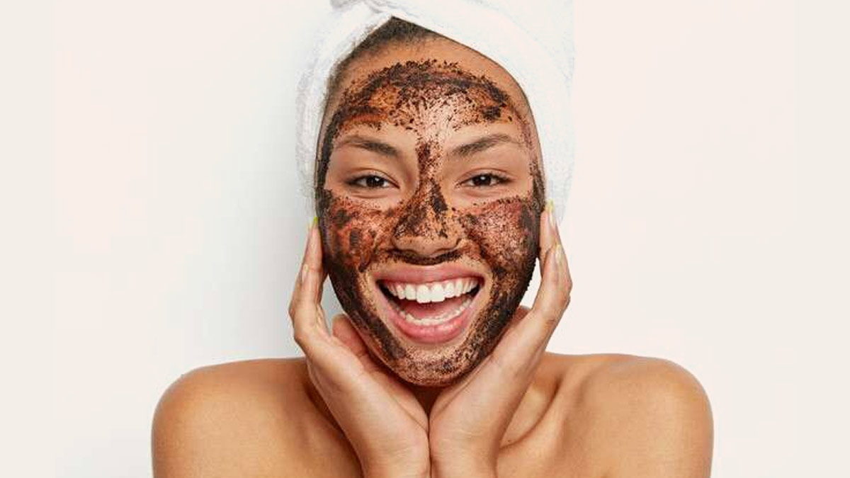 Face Mask For Tanning: टैनिंग को दूर करने में असरदार है सफेद हल्दी और कॉफी से बना फेस मास्क